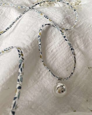 Bola de grossesse argent et cordon liberty